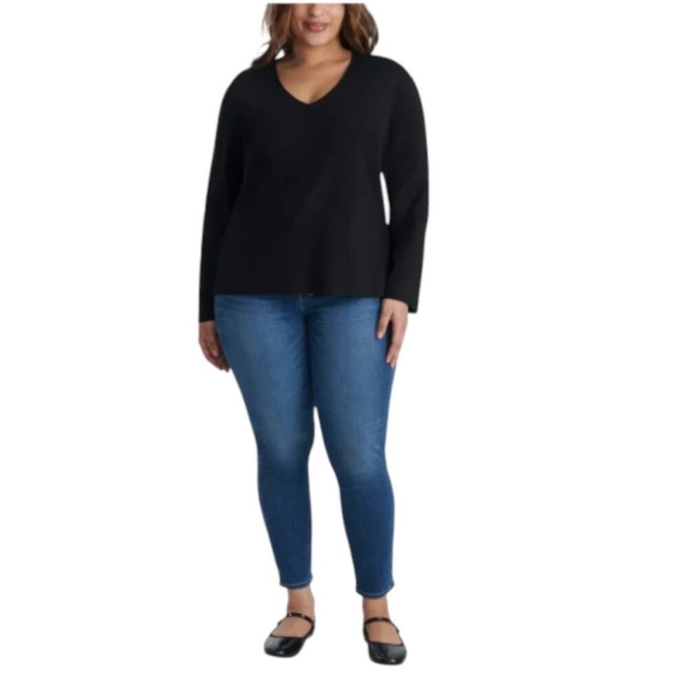 XL: Splendid Soft V-Neck Sweater